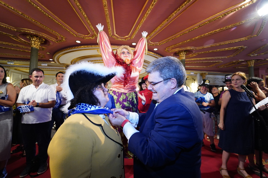 Juan Mari Aburto alkatea, Aiora Renteria pregoilariari zapia janzten.