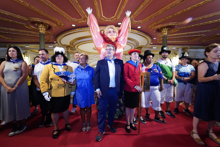 Udaletako eta konpartsetako kideak, aurtengo protagonistekin: Aiora Renteria pregolaria eta Izaskun Pinedo txupinera.