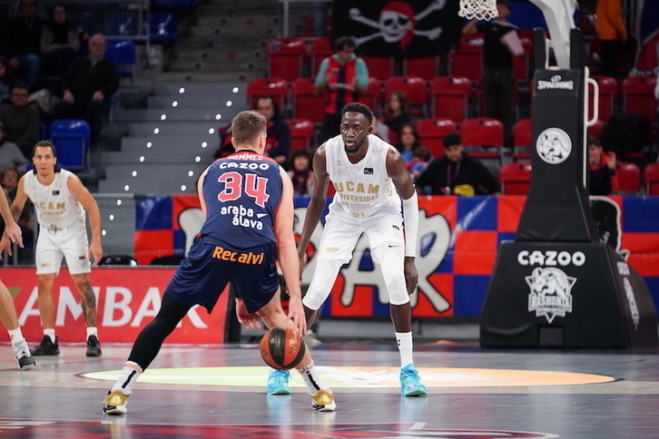 Ilimane Diop, en la pasada campaña en Gasteiz, con la camiseta de UCAM Murcia.