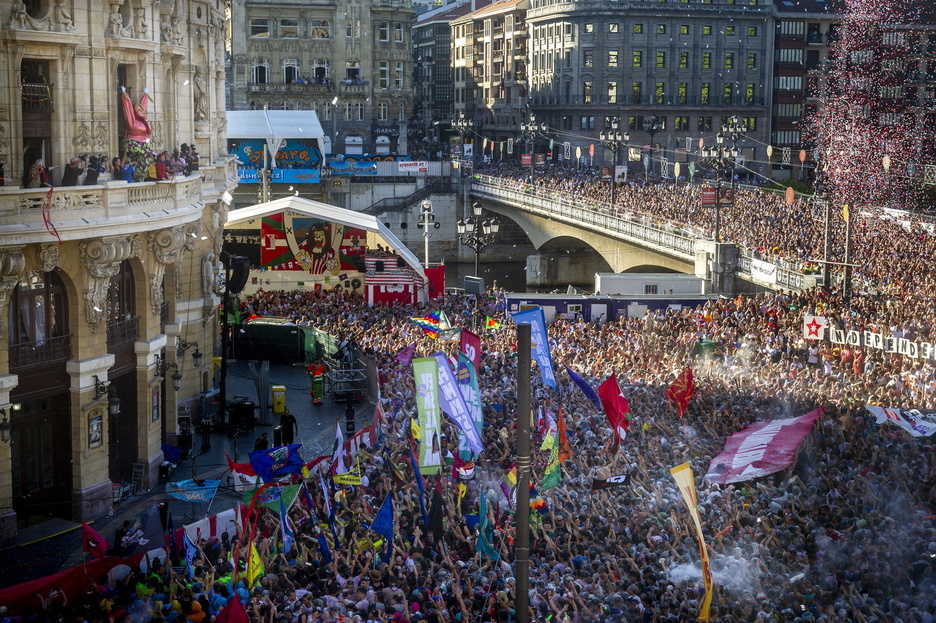 Jendetza saldoka eta aldarrikapenak dozenaka, Arriaga plazan.