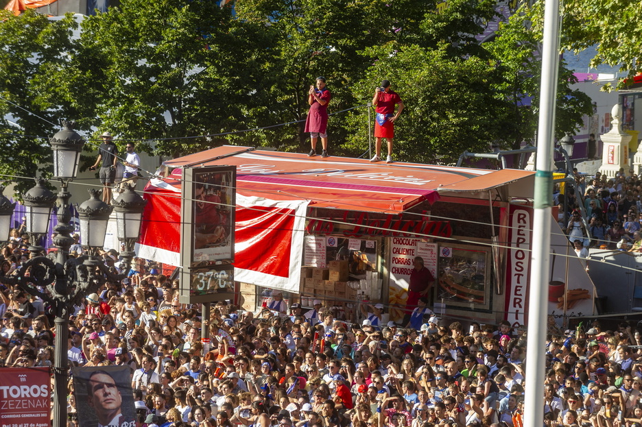 Nork bere estrategia izan du pregoia eta txupina ahalik eta ondoen ikusteko.