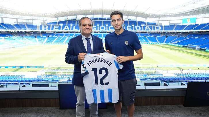 Zakharyan posa con el presidente de la Real Jokin Aperribay.