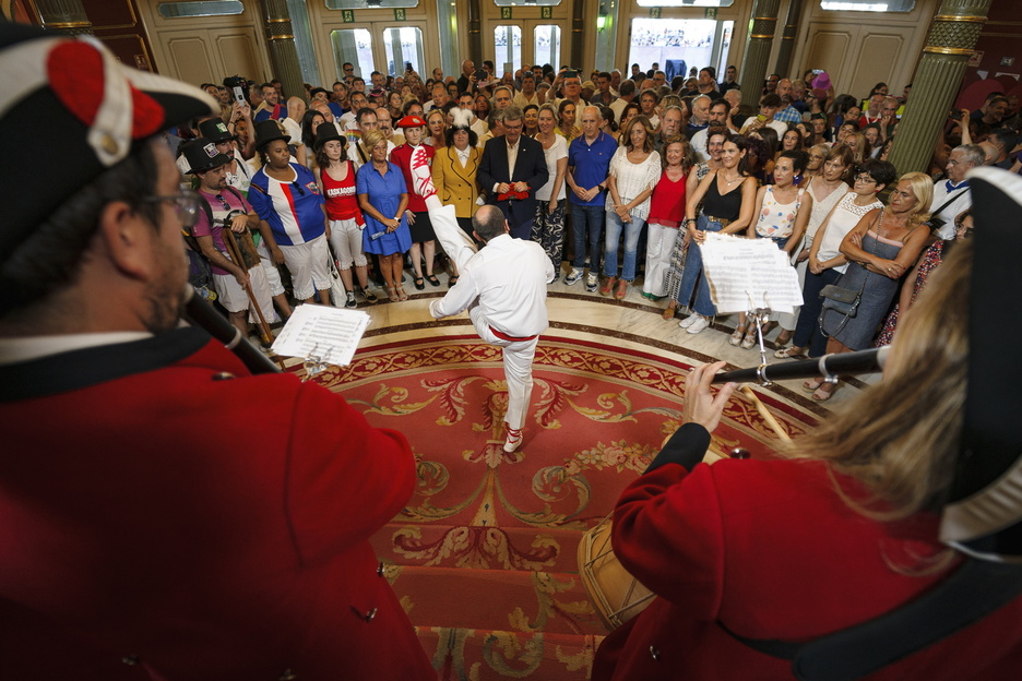 Dantzaria, txupineren arteko botere transferentziako ekitaldian.