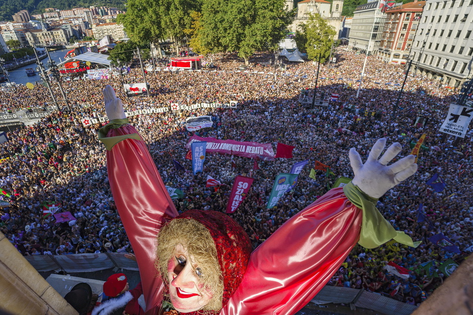 Marijaia, irribarrez, herri oso bat atzean duela.