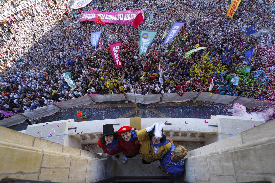 Txupinaren protagonistak, Arriagaren balkoian.