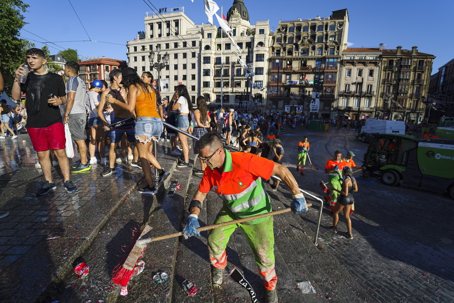 Txupina botatzeko ekitaldia bukatuta, garbitzaileak lanean.