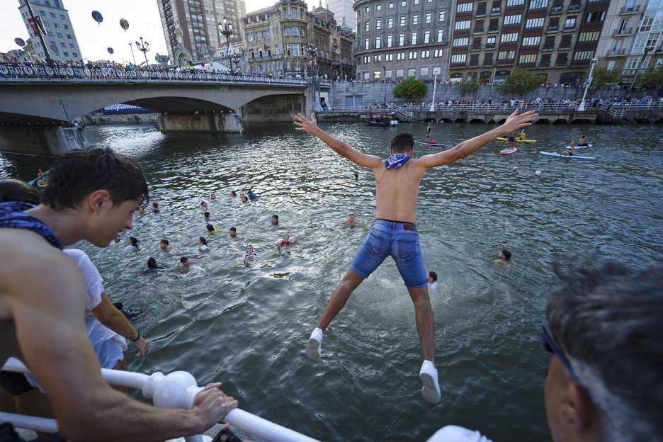Txupina bukatzearekin, uretara egin dute salto batzuek.
