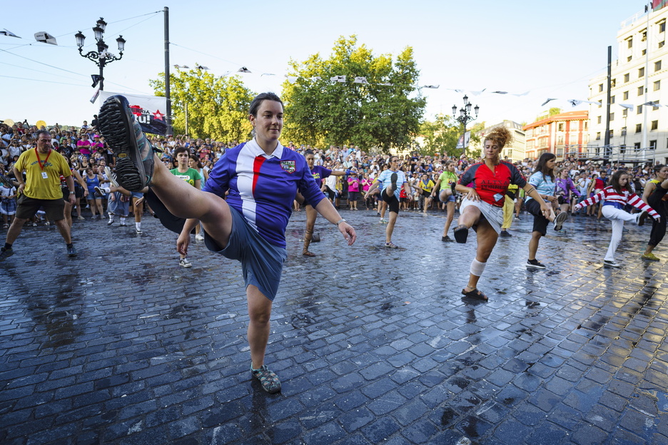 Konpartsetako kideak, dantzan.