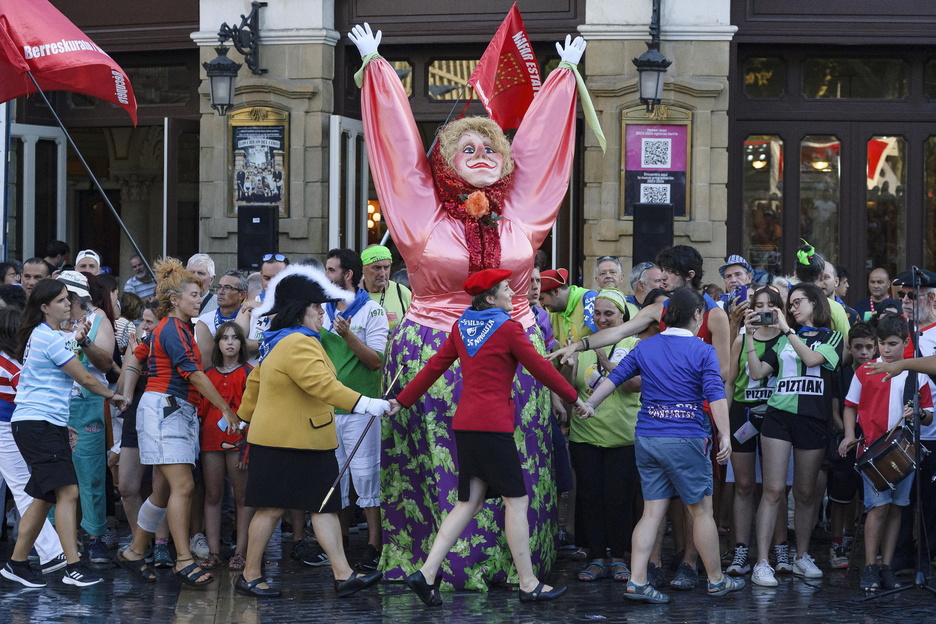 Konpartsetako kideak, Marijaiaren bueltan dantzan.