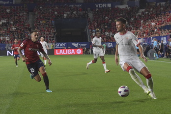 Guruzeta, autor del segundo gol del Athletic, encara a Rubén Peña.