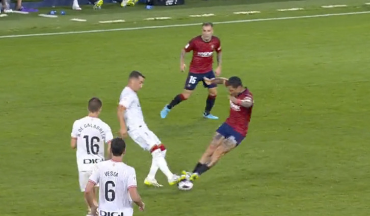 La desproporcionada acción, con los dos pies por delante.