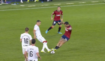 La desproporcionada acción, con los dos pies por delante.