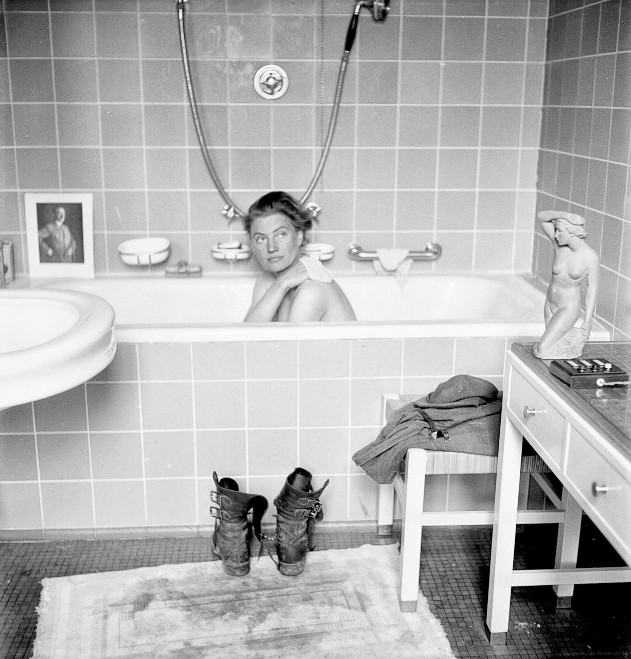 La célebre fotografía de Lee Miller en la bañera de Hitler. (LEE MILER ARCHIVES)