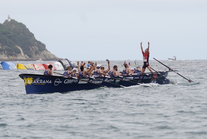 Urdaibaiko trainerua, Gorka Aranberri patroi duela, Zarauzko estropada bukatu berritan, garaipena ospatzen.