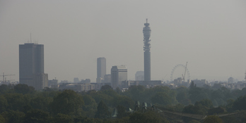 Londresko irudi bat, behelainoaren azpian.
