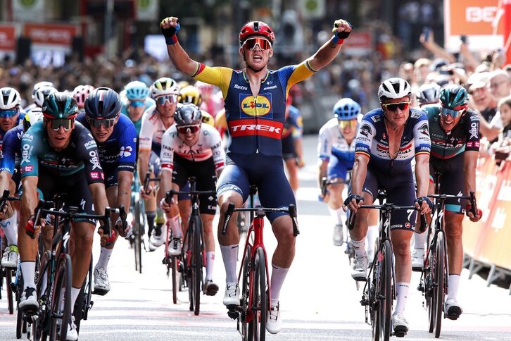 Mads Pedersen se ha confiado y Danny van Poppel casi lo ha superado al final.