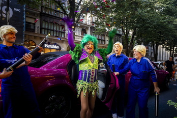 La Otxoa y el equipo de este divertido musical, a su llegada al preestreno de la obra.