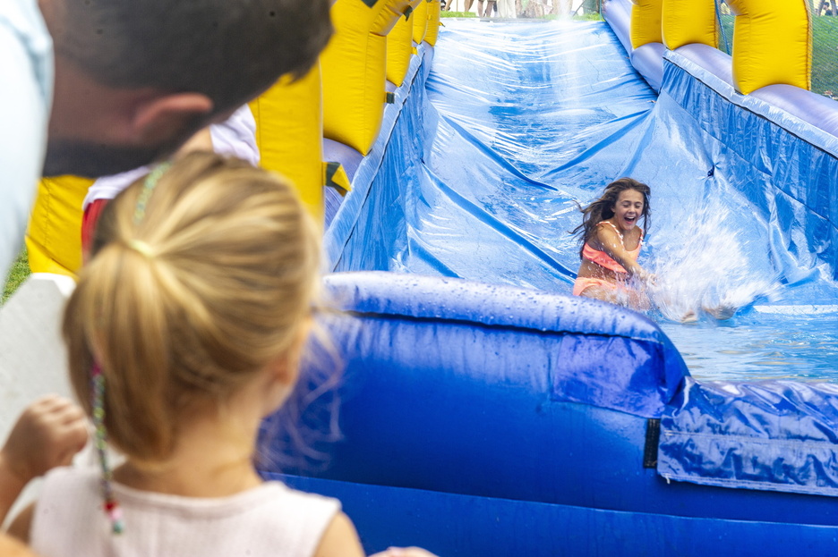 No hay como deslizarse en un tobogán del Txikigune.