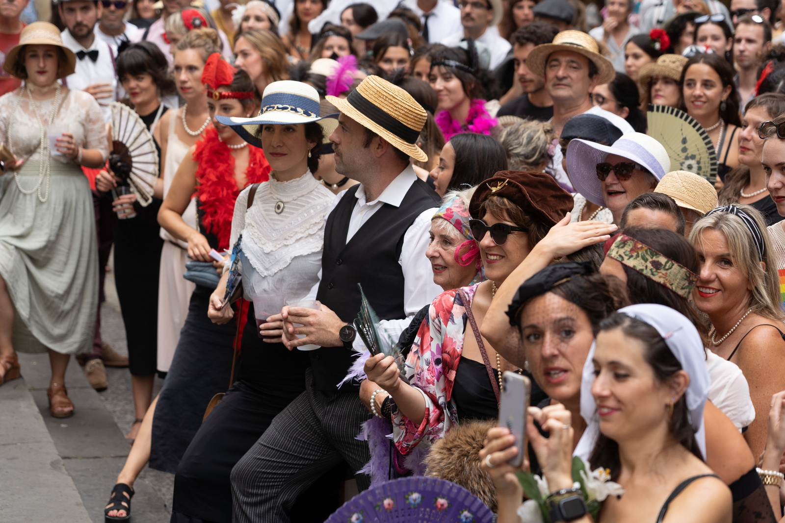 Donostiarrak Irrikitaldirako elegante jantzita. (Jagoba MANTEROLA/FOKU)