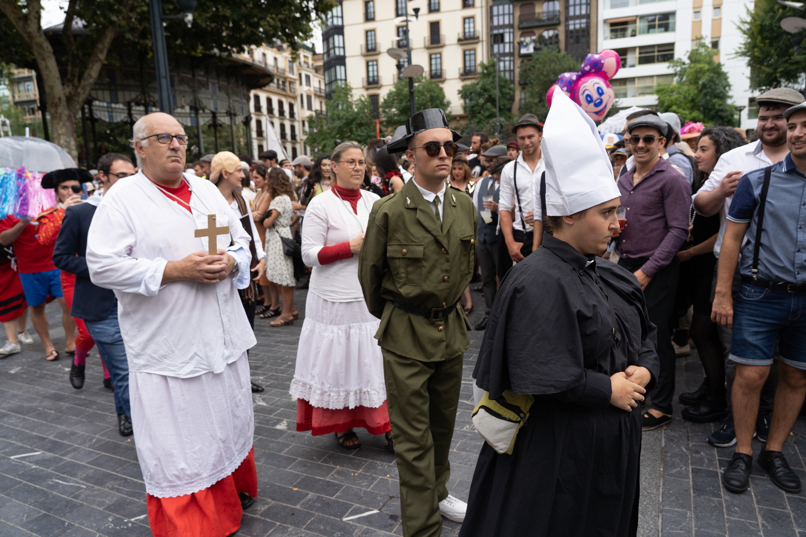 Munillak gidatu du hiritar zintzoen prozesioa Santa Maria baselizara. (Jagoba MANTEROLA/FOKU)