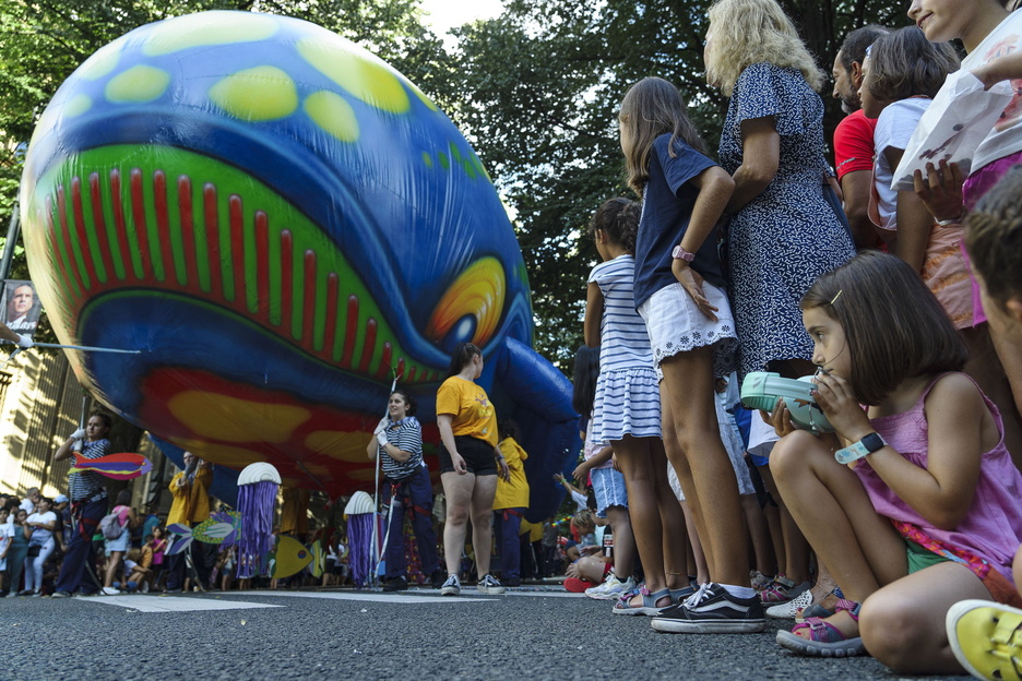 Esperando a Baly, la ballena protagonista del festival del domingo.