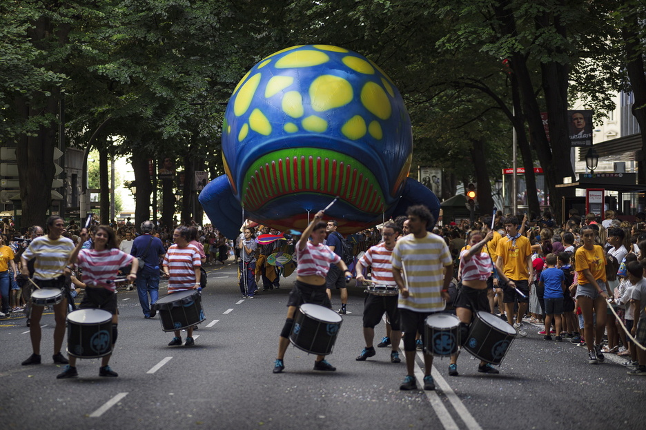 Otra imagen del desfile, una cita para los más pequeños.