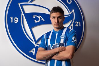 Tenaglia posa con la camiseta albiazul.