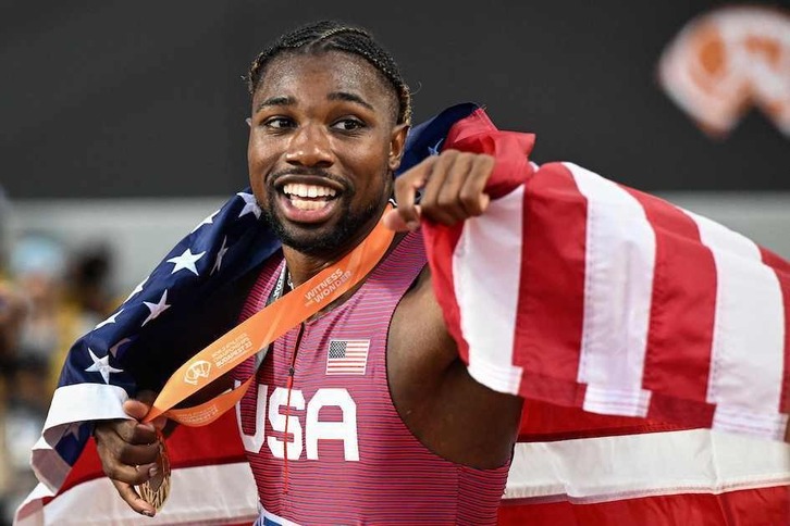 Noah Lyles, enfundado en las barras y las estrellas tras lograr el oro de los 100 metros.