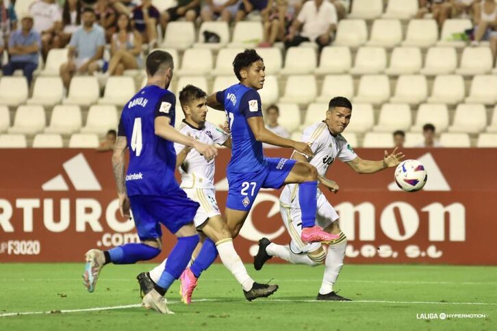 Un lance del partido entre Albacete y Amorebieta.
