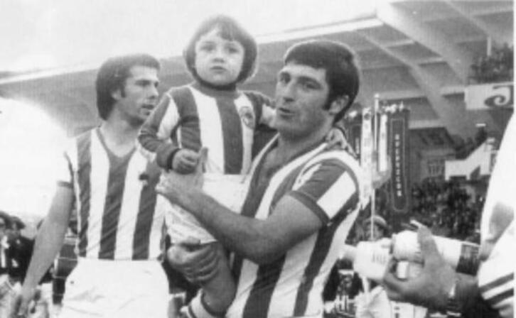 Gaztelu, Agustin semea besoetan duela. 