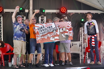 Familiares, amigos y compañeros de militancia ha recordado a Mikel Martín Conde en la txosna de Txomin Barullo.