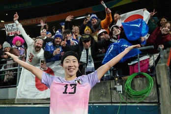 Los aficionados de Japón celebran la victoria sobre Noruega.