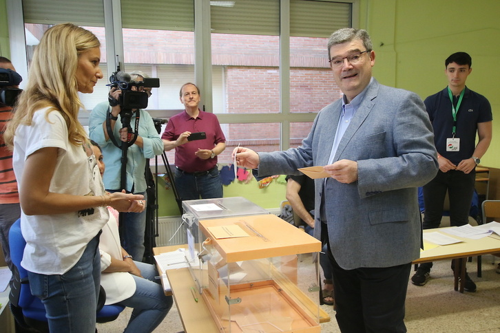 El alcalde de Bilbo, Juan María Aburto, votando en las elecciones del 28 de mayo.