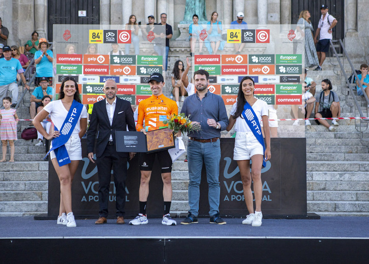 Txomin Juaristi, en el podio tras ganar la crono final de la Volta a Portugal.
