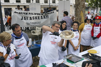 Juan Mari Aburto, acompañado de ediles, procede a dar la vuelta a la tortilla entre consignas de las comparsas.