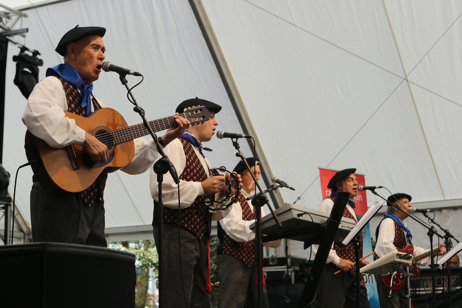 Los Cinco Bilbainos, en plena actuación.