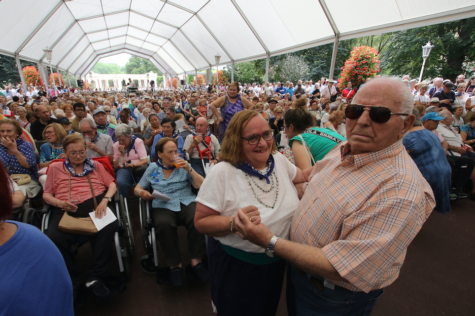 Dos de las asistentes bailan las canciones de Los Cinco Bilbainos.