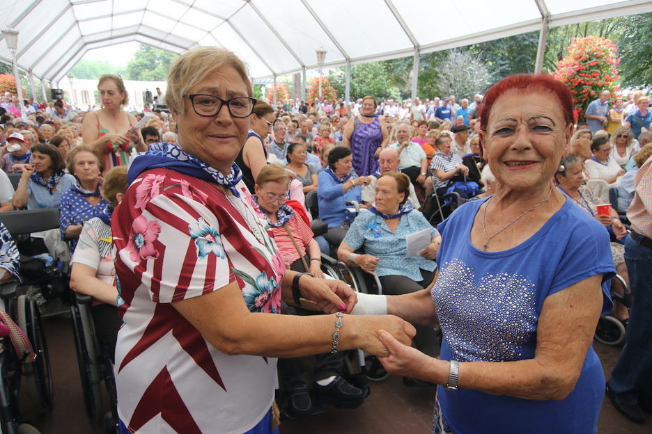 Muchas mujeres se atrevieron a bailar algunas de sus canciones preferidas.