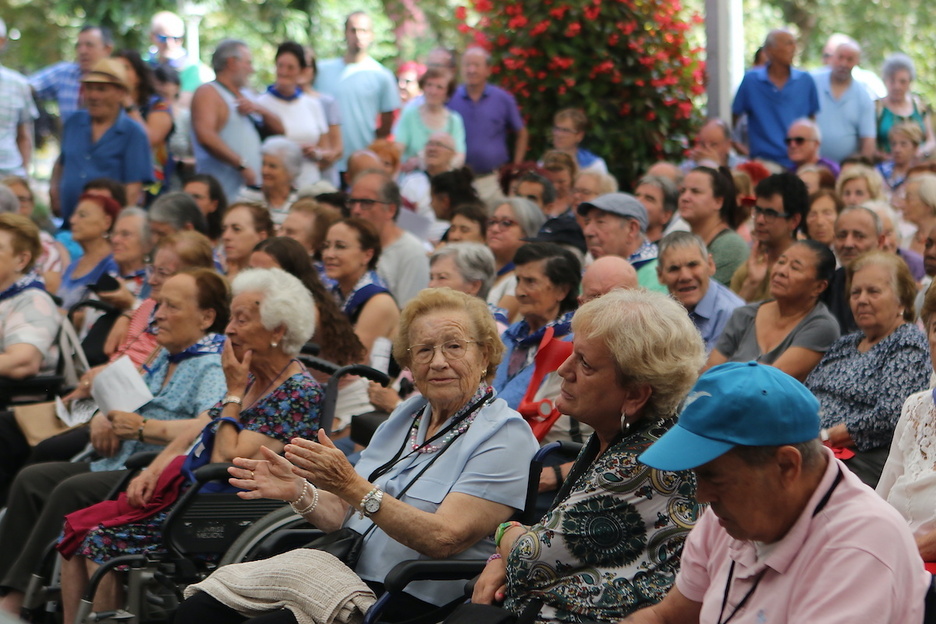 Mucho público en la actuación de Los Cinco Bilbainos.