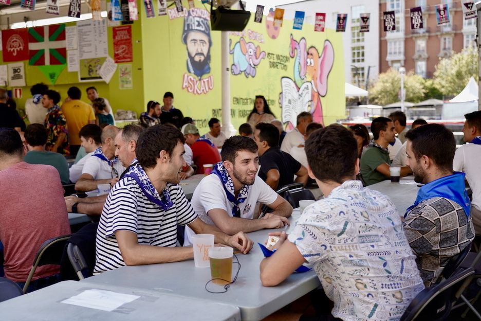 Mus txapelketa Abante konpartsaren txosnan.