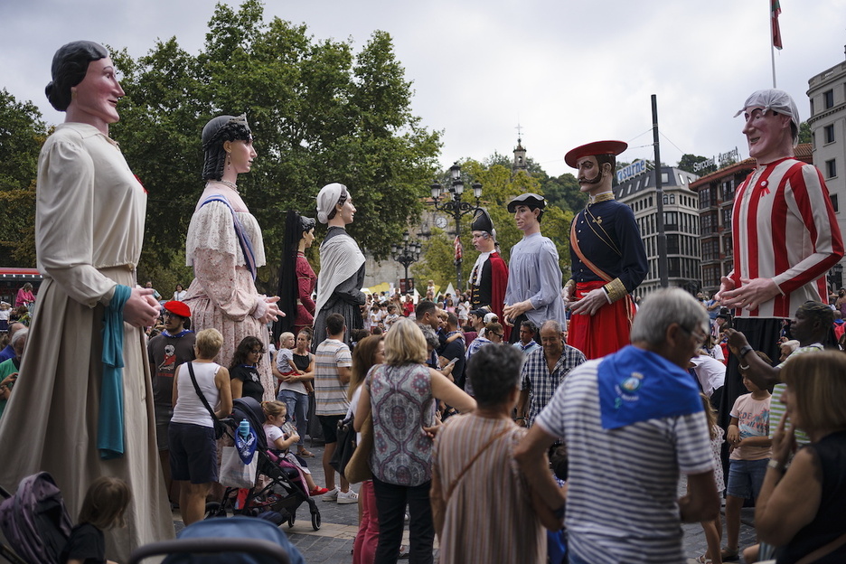 Erraldoien konpartsa Bilboko kaleetatik.