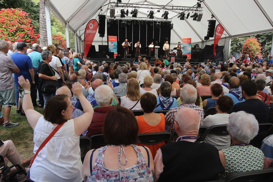 Los Cinco Bilbainosen emanaldia, Doña Casilda parkeko pergolan. 