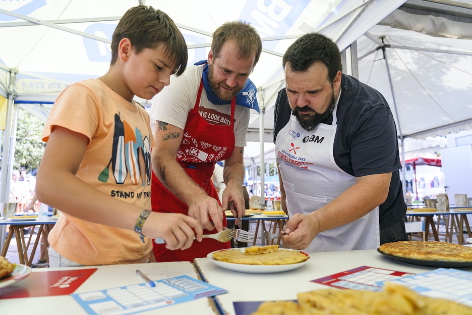 Miembros del jurado en la cata de las tortillas.