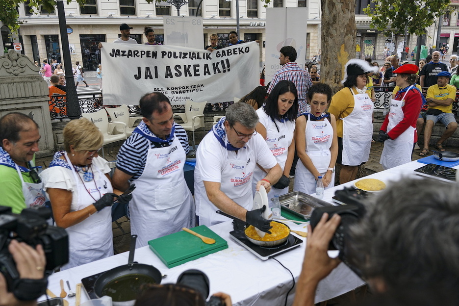El alcalde de Bilbo dando los últimos retoques a su tortilla.