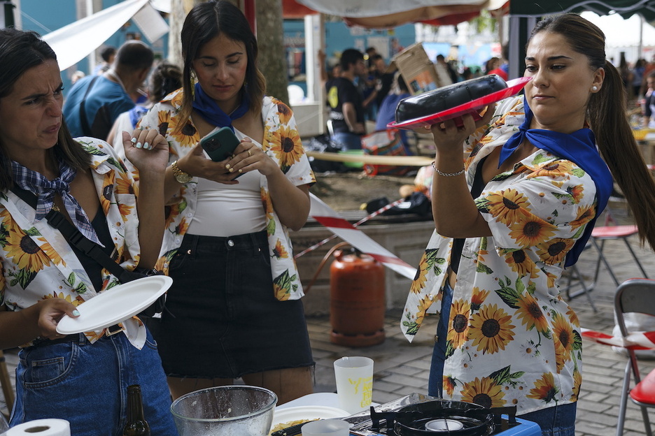 Una cuadrilla de Santutxu dando la vuelta a la tortilla.