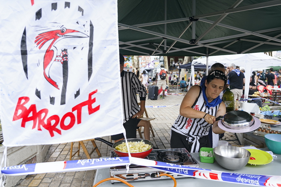 Comparsera de Txori Barrote preparando sus tortillas.