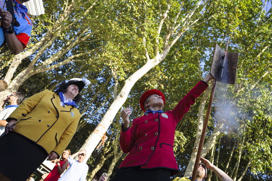 Txupinera eta pregoilaria txosnetan.