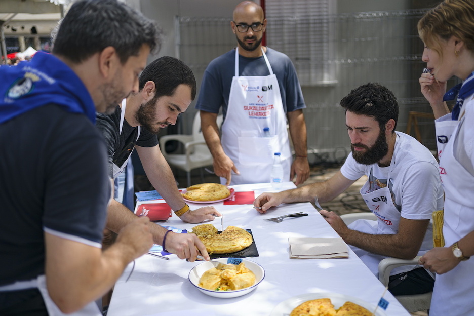 Cuadrilla degustan una de sus tortillas.