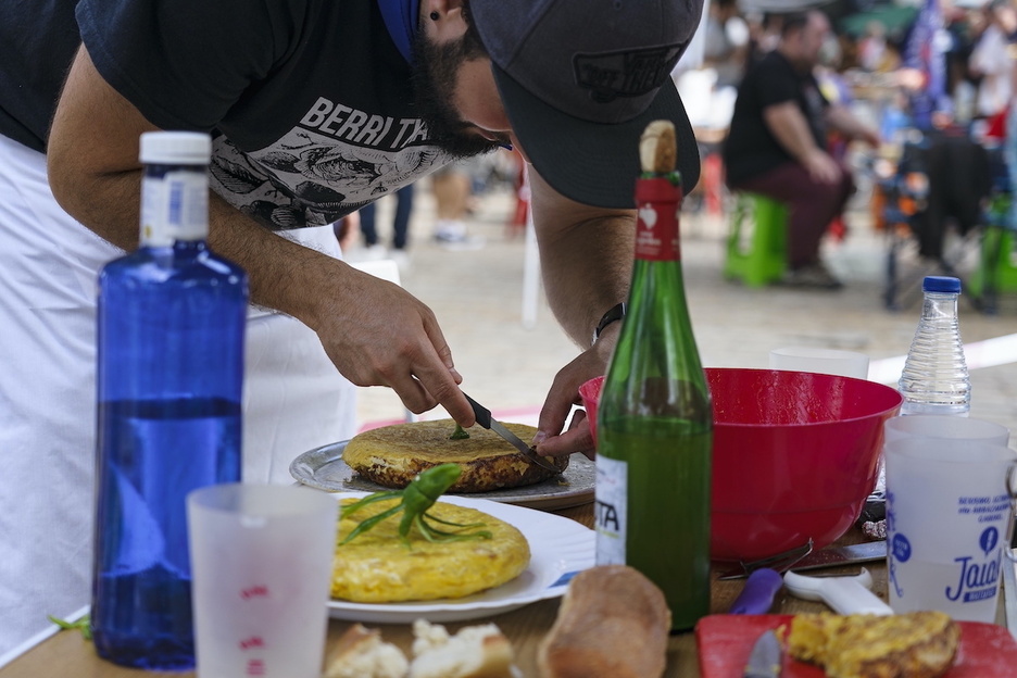 Ultimando la presentación de la tortilla.