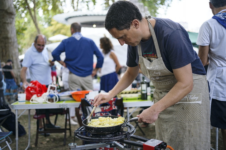 Uno de los participantes en el concurso de tortilla de patata.